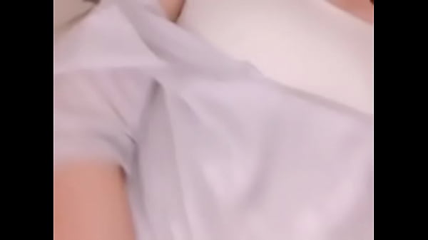 Em áo dài trắng xinh khoe vú