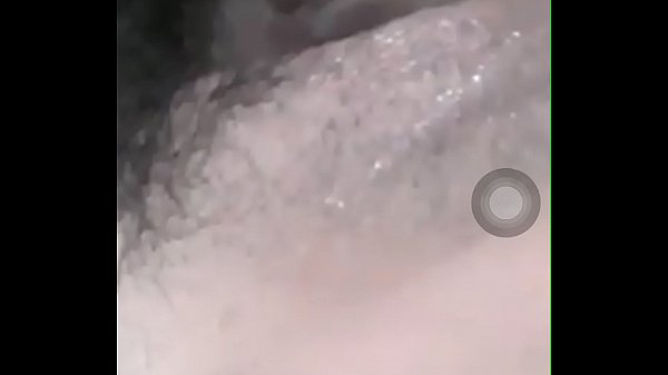 Em gái trẻ xoa bướm hồng hào chảy nước