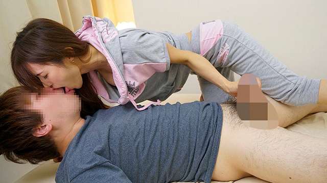 Không cưỡng nổi trước sự dâm đãng của cô bạn mẹ