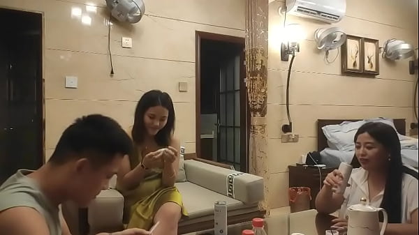 Rủ nhậu rồi chơi luôn 2 nhỏ bạn thân