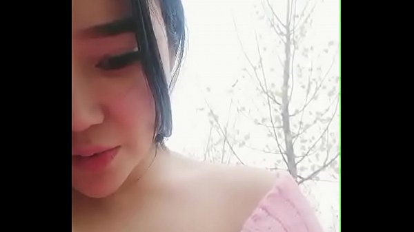 Em gái đẹp không mặc quần lót lên rừng móc bím