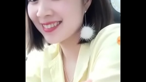 Em nhân viên xinh đẹp nói chuyện phiếm để lộ ngực đẹp